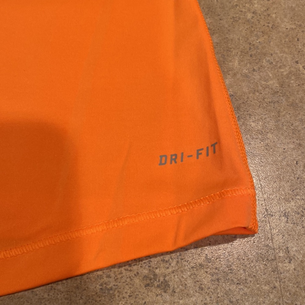 Women’s Nike shirt size small - Picture 4 of 4